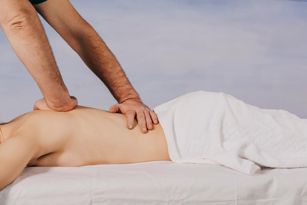 Massage de relaxation du dos - Théodore Dhénain Femme recevant un massage californien de relaxation du dos avec de l'huile, par Théodore Dhénain